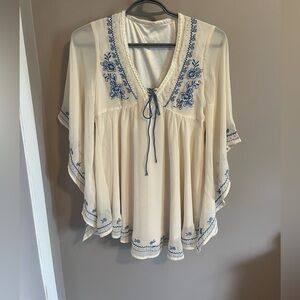 Bohemian dreams in this ivory embroided shirt with sheer statement sleeves S